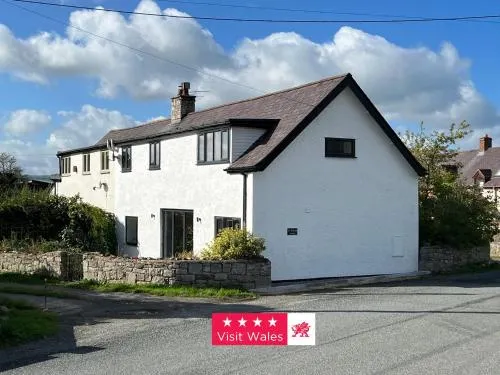 Ty Gwyn Holiday Cottage - Image 1
