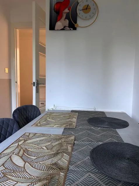 Modern Apartment-Sleeps6-Parking-Seft Check In - Image 1