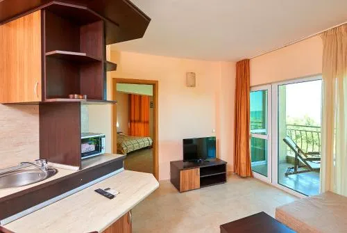 Guest House California - Image 1