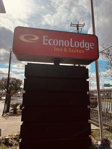 Econo Lodge Inn & Suites - Image 1