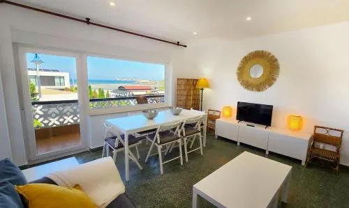 Preciosa casa ubicada en primera línea de playa. Ideal para familias: cuenta con 3 dormitorios y 1 baño - Image 1