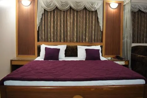 Hotel Valiant - Image 1