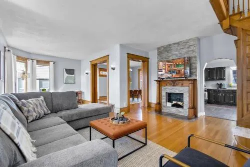 Pet friendly 4 BD Historic Charmer at Marion Uptown - Image 1