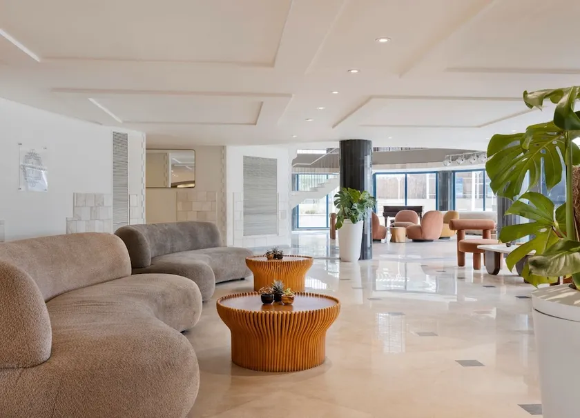 Central Park Hotel - Image 1