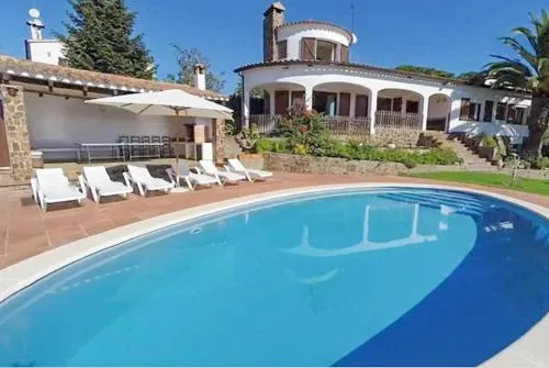 Sant Antoni De Calonge Villa Sleeps 8 Pool Wifi - Image 1