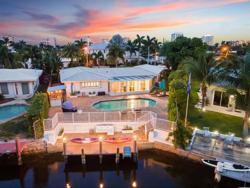 Adorable house with Amazing water front of canal - Image 1