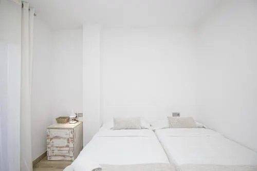 Apartamento con gran terraza en Girona - Image 1