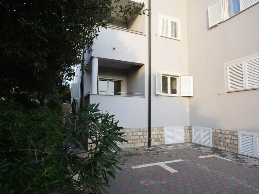 Spacious Apartment in Mandre with Terrace - Image 1