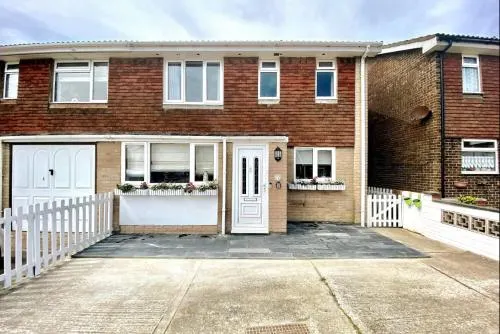 1min walk to Beach Happy Waves Family Home - Image 1