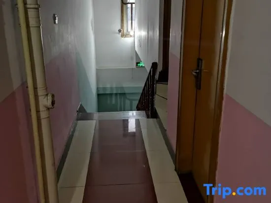 Renmin Hotel - Image 1