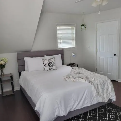 Modern 1 Bdrm Carriage House- Minutes To Downtown - Image 1