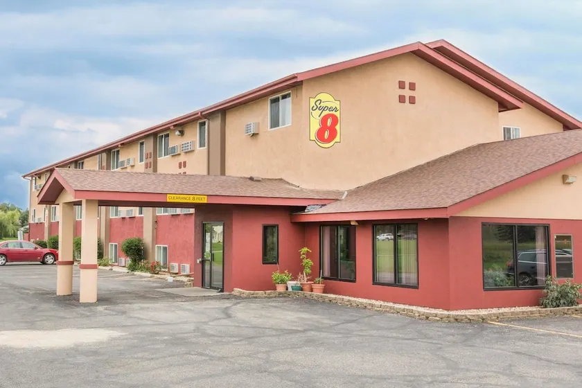 Super 8 by Wyndham Worthington Minnesota - Image 1