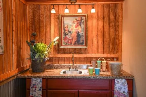 Cave Creek Tumbleweed Hotel - Image 1