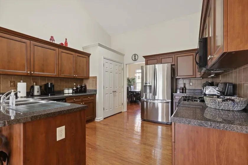Monthly Rental 3000 Near Shopping Restaurants - Image 1
