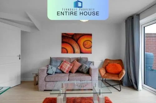 Ferndale Serviced 4 Bedroom 2 Bath house with Parking - Image 1
