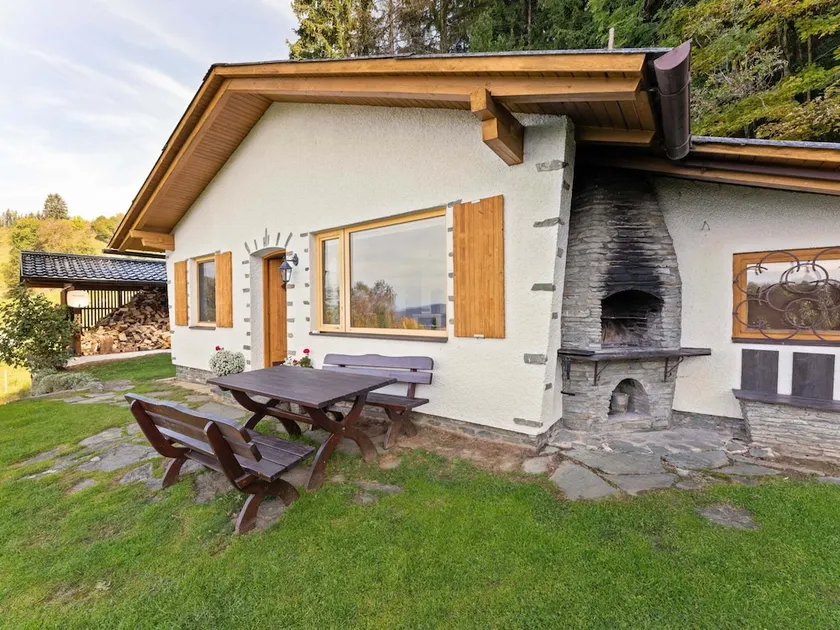 Cosy Holiday Home With Private Pool - Image 1