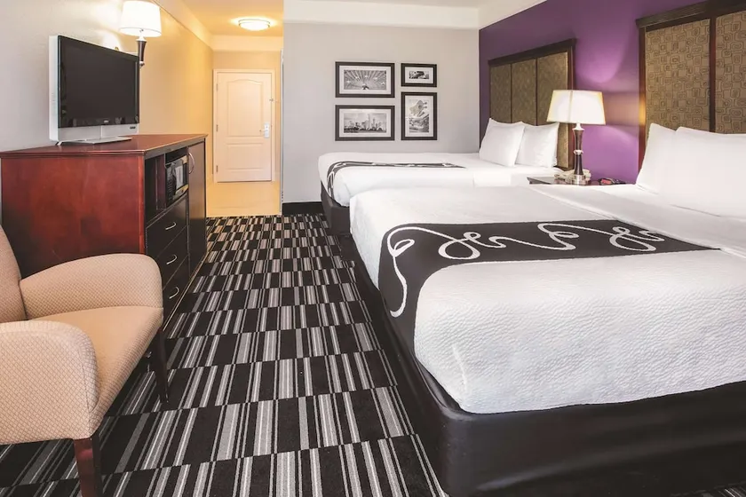 La Quinta Inn & Suites by Wyndham Dallas South-DeSoto - Image 1