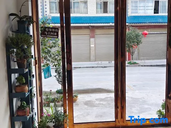 Qujing Neighbor Youshe Theme Hotel - Image 1
