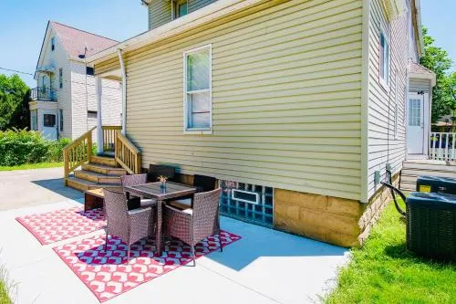 The Ladybug Lounge - Cozy Spacious Home Near Downtown With Parking, 500Mb Wifi & Self Check In - Image 1