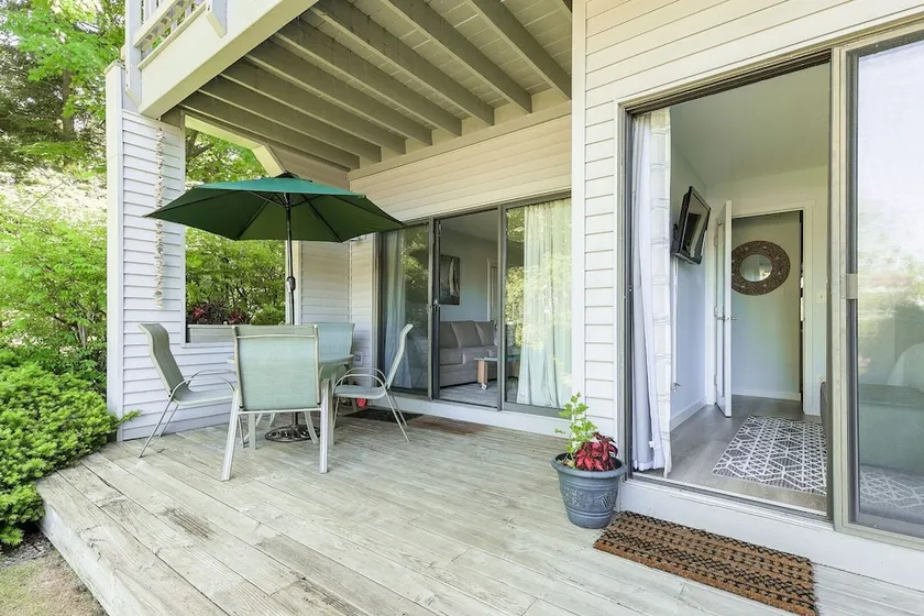 Beautiful 2 Bedroom Lakeside Condo at The Shores - Image 1