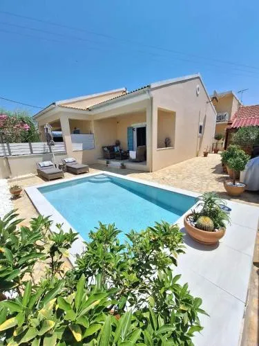 Daffodil mini villa With private infinity pool - Image 1