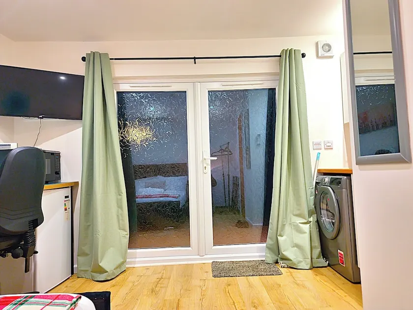 Open plan studio with garden - Image 1