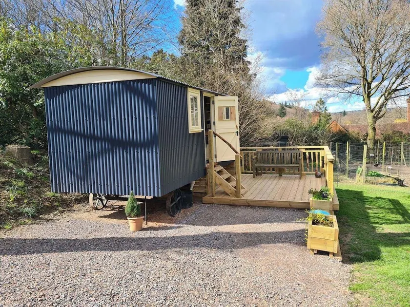 Haslemere - Cabin - Sleeps 2 - Parking - Garden - Image 1