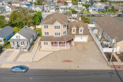 Exquisitely Large Home Block and a half to Beach - Image 1
