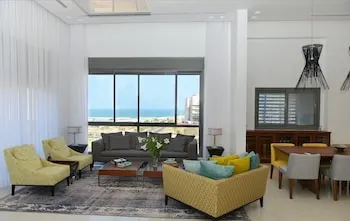 Luxurious Beach Penthouse - Image 1