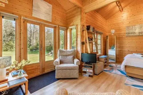 Violet Lodge - Image 1