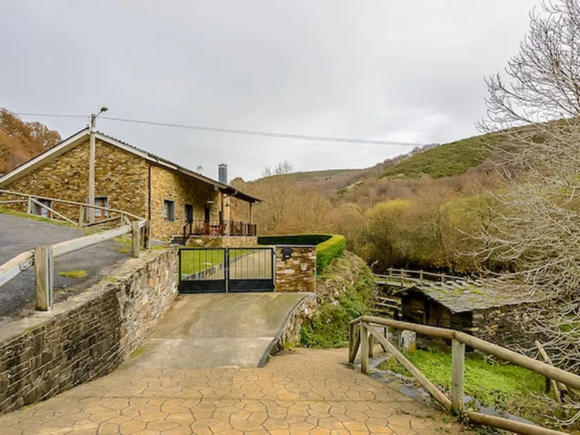 Secluded Cottage in Villanueva de Oscos with Private Garden - Image 1
