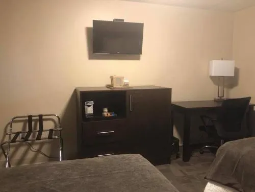 Springdale Inn & Suites By Elevate Rooms - Image 1