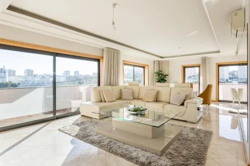 Elegant villa w dual pools in Carnaxide - Image 1