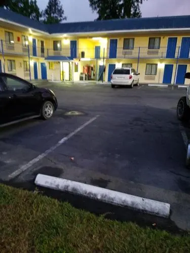 Royal Inn - Image 1
