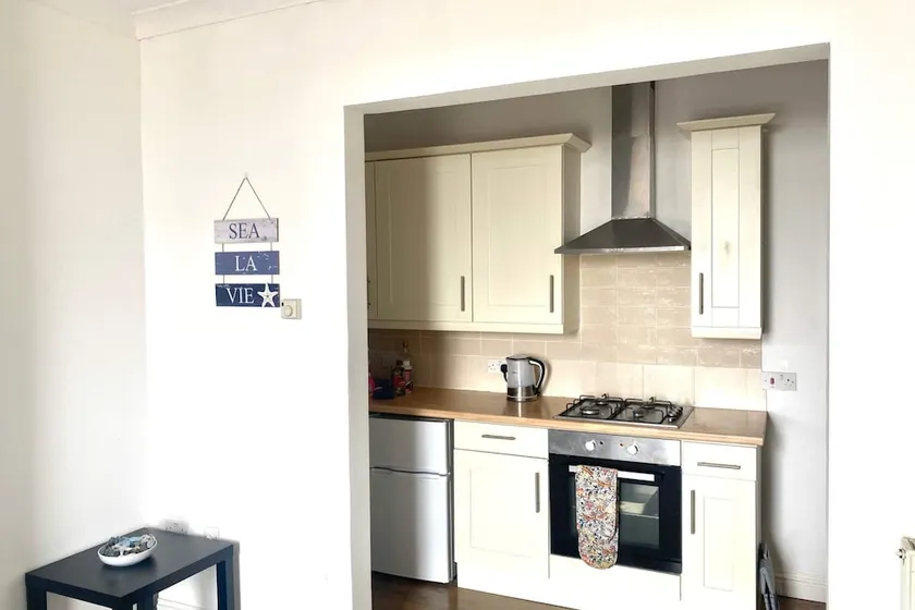 Beachfront Bolthole With Seaview in Idyllic Hythe - Image 1