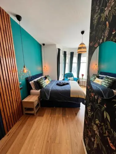 Kingsway Lodge Guest House - Image 1
