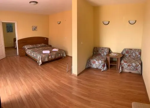 Irish Rover Hotel - Image 1