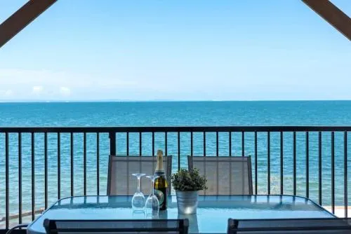 Bay Vista Two Bedroom Waterfront Apartment - Image 1