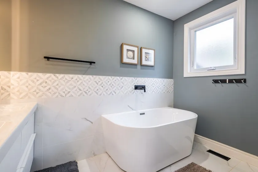 Cheerful 3 Bedroom W/ Indoor Fireplace In Toronto - 02 Free Parking - Image 1