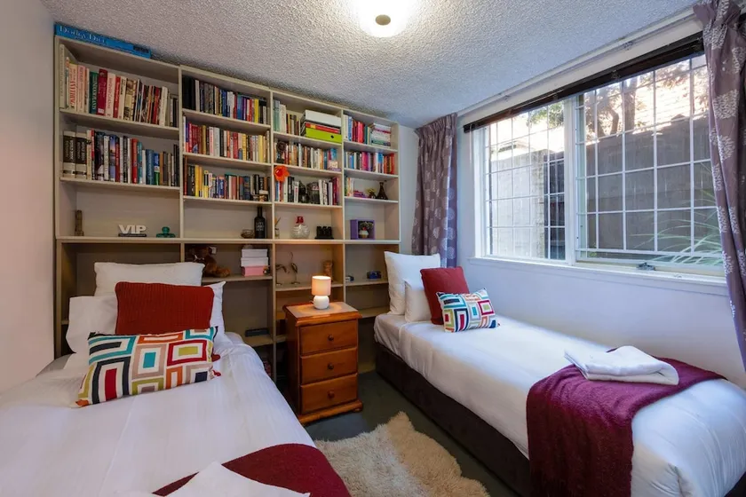 Beautiful 2-bed Unit in St Kilda West w/ Parking - Image 1