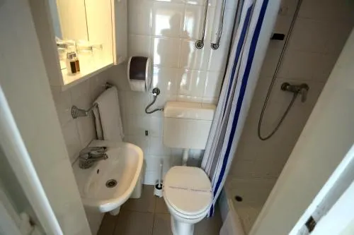 Henrik Rooms & Apartments - Image 1