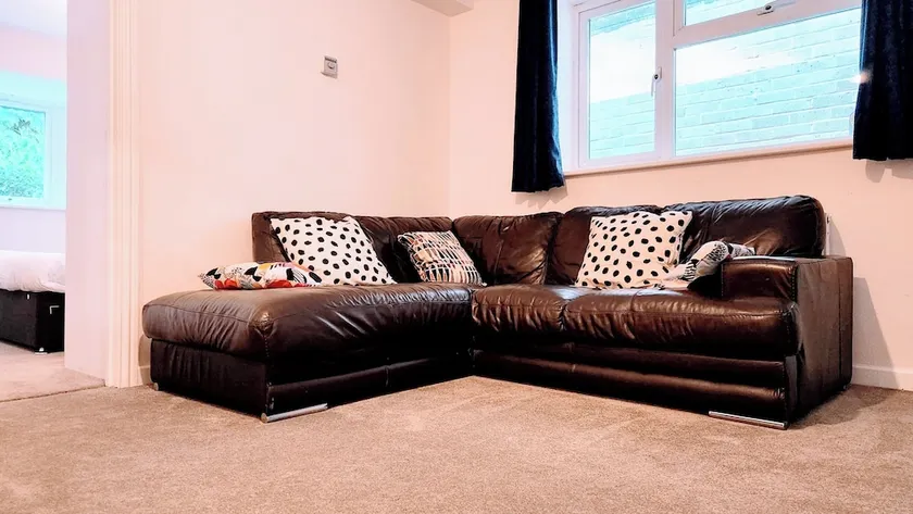 Camberley - 1-bed Annex - Sleeps 2 - Garden - Image 1