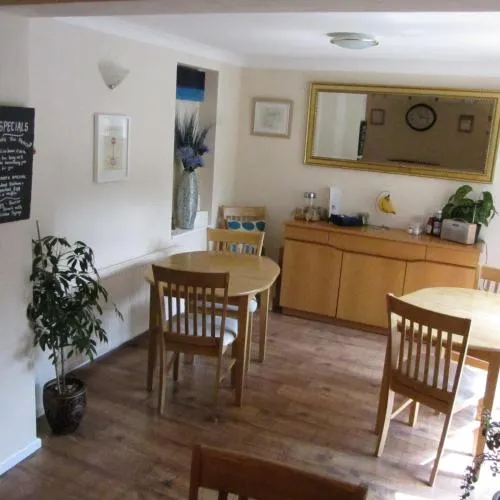 Treetops Guest House - Image 1