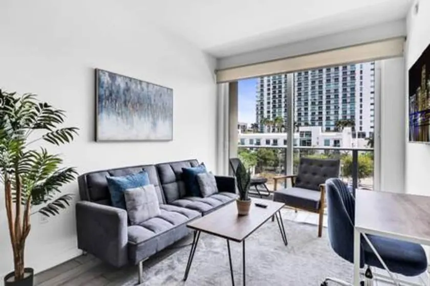 Modern 1BR Apt In Edgewater Free Parking - Image 1