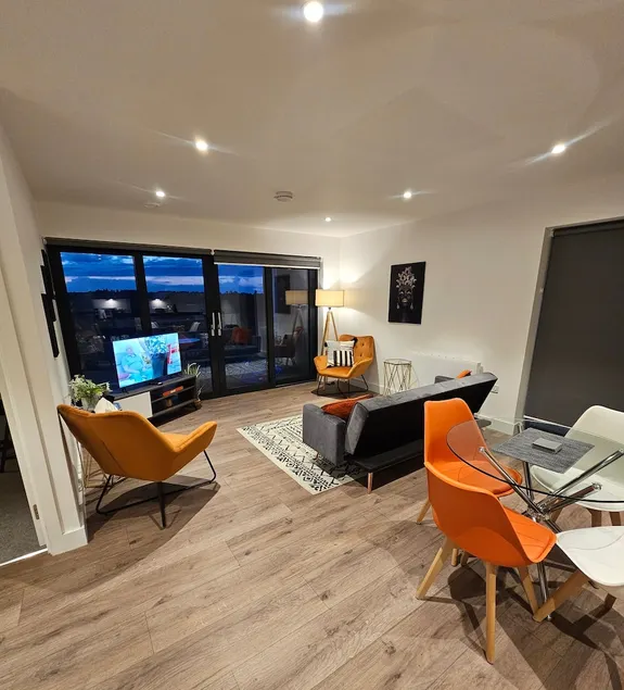 Balcony View Apartment- Sleeps 5 & Private Parking - Image 1