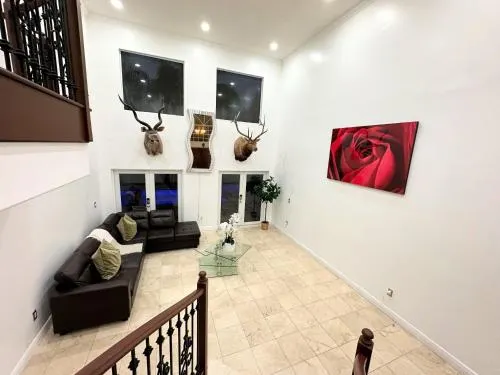 Spacious and Luxurious 4bd 3br House Pool Tub BBQ Private - Image 1