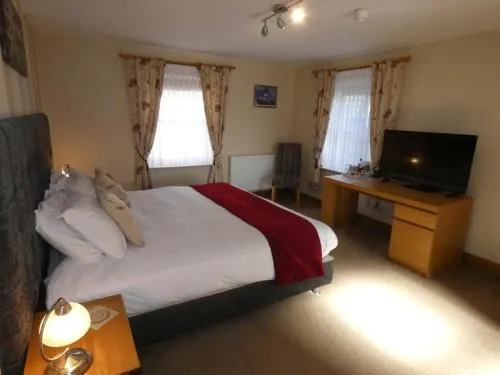 Brackley Oaks Guest House - Image 1