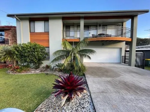 Rainbow Beachhouse - deluxe, pristine location - Image 1