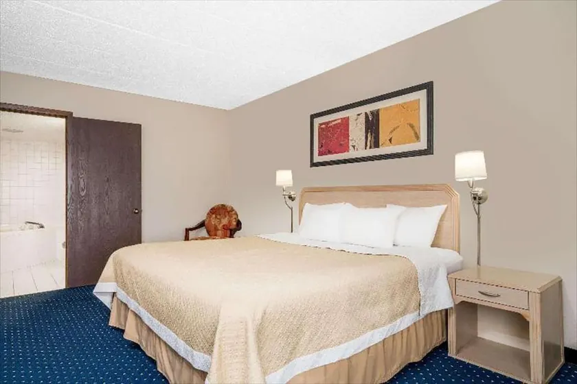 Days Inn by Wyndham La Crosse Conference Center - Image 1