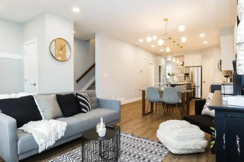 Contemporary Large Home, 4 Bed 3 Bath, w King Bed - Rain Shower - 5 Mins to WEM - Patio - NetFlix - - Image 1